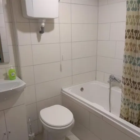 D6 Apartment *
